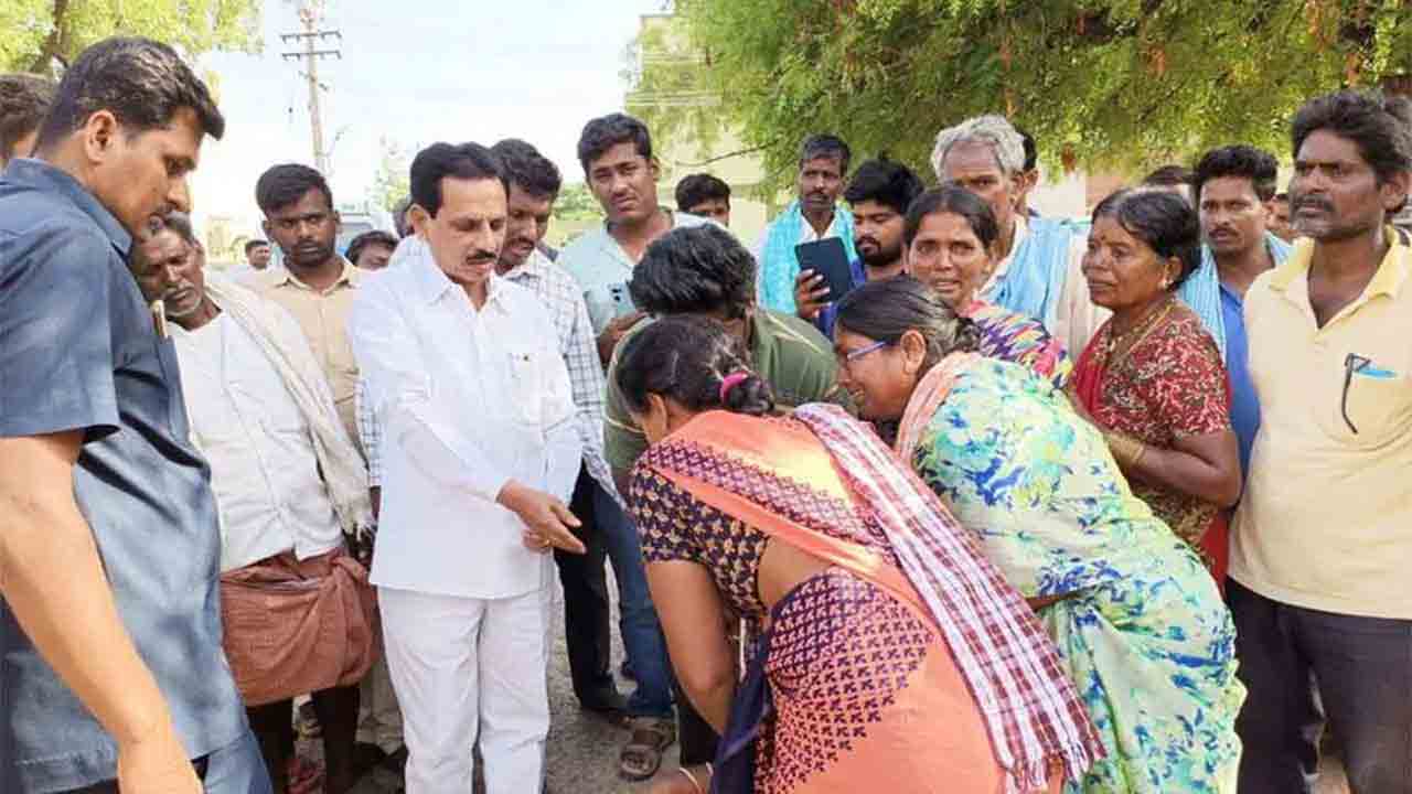 విద్యుదాఘాతానికి ముగ్గురి బలి