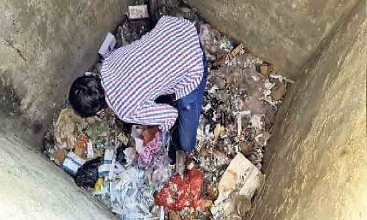 యూపీలో చెత్తకుప్పలో కరోనా టీకాలు