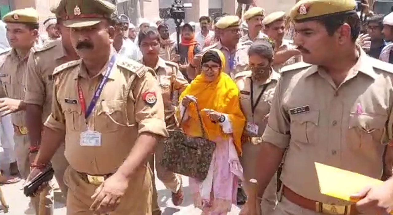 విశ్వ‌నాథుడి మందిరం గేటు ద‌గ్గ‌ర న‌మాజ్ చేసిన మ‌హిళ‌… అదుపులోకి తీసుకున్న పోలీసులు