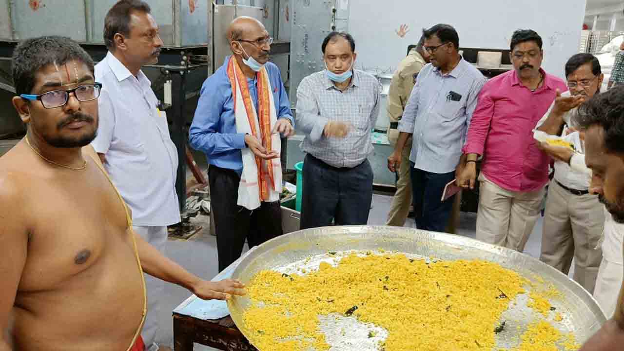 Yadadri temple | యాదాద్రిలో ప్రసాద విక్రయశాలను పరిశీలించిన అనిల్ కుమార్‌