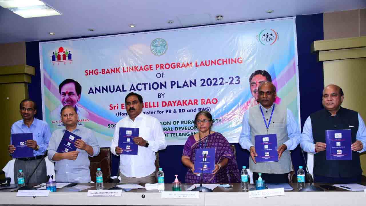 మ‌హిళ‌ల‌కు రుణాలివ్వండి… నీర‌వ్ మోదీ, మాల్యా లాగా బ్యాంకుల‌ను ముంచ‌రు :  మంత్రి ఎర్ర‌బెల్లి