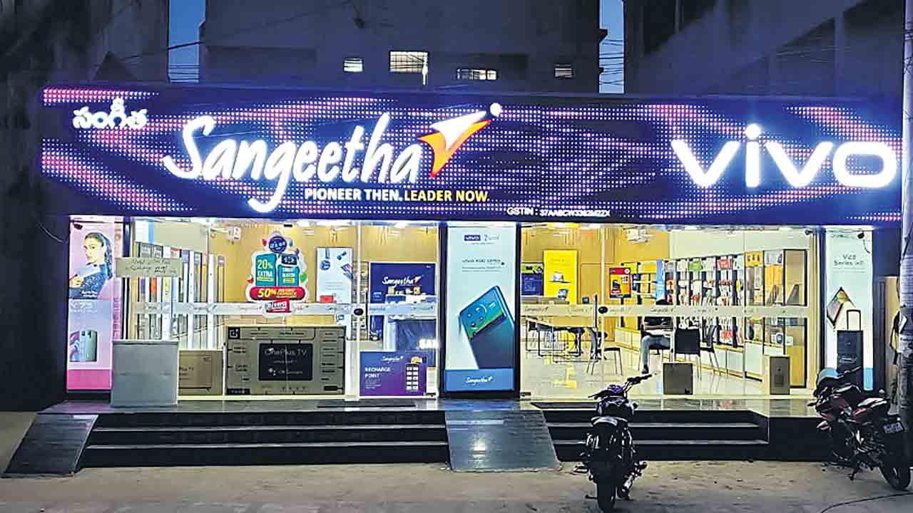 నెలకు 10 అవుట్‌లెట్లు