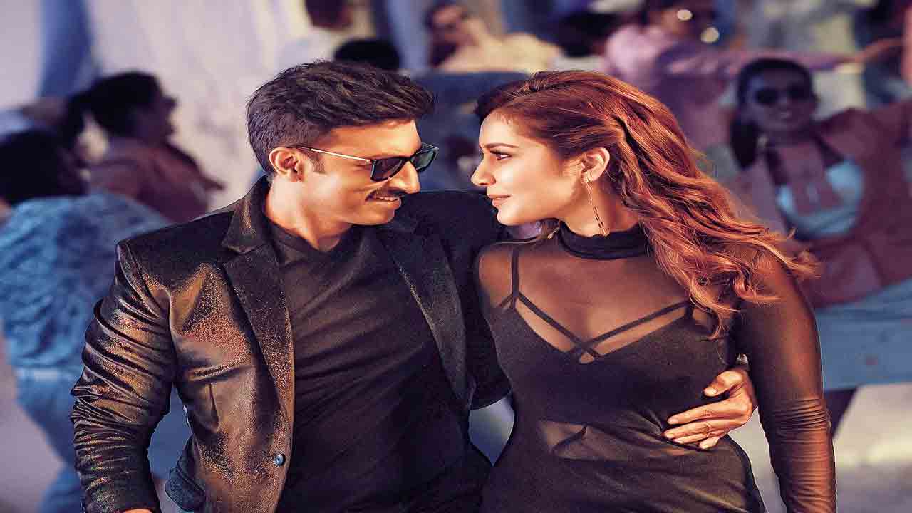 అందాల రాశీ మేకప్‌ వేసి