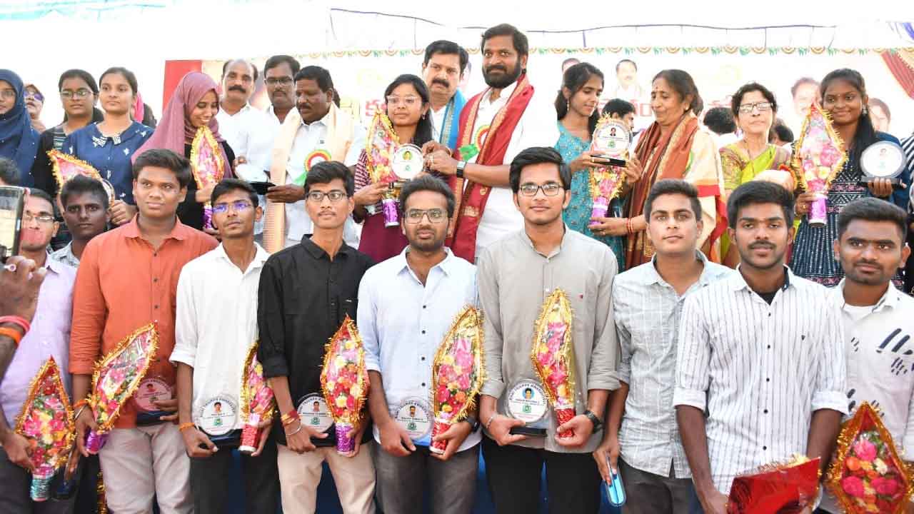 ప్రతి పల్లె, వార్డుల్లోక్రీడా ప్రాంగణాలు