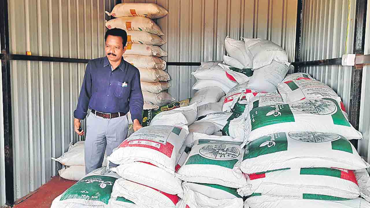 నకిలీ సోయా విత్తనాలు సీజ్‌