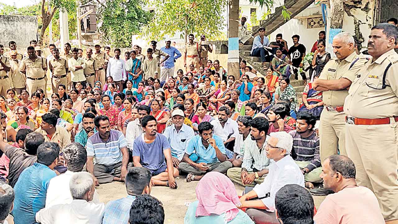 మొత్తం పరిహారం ఇచ్చాకే ఖాళీ చేయిస్తం