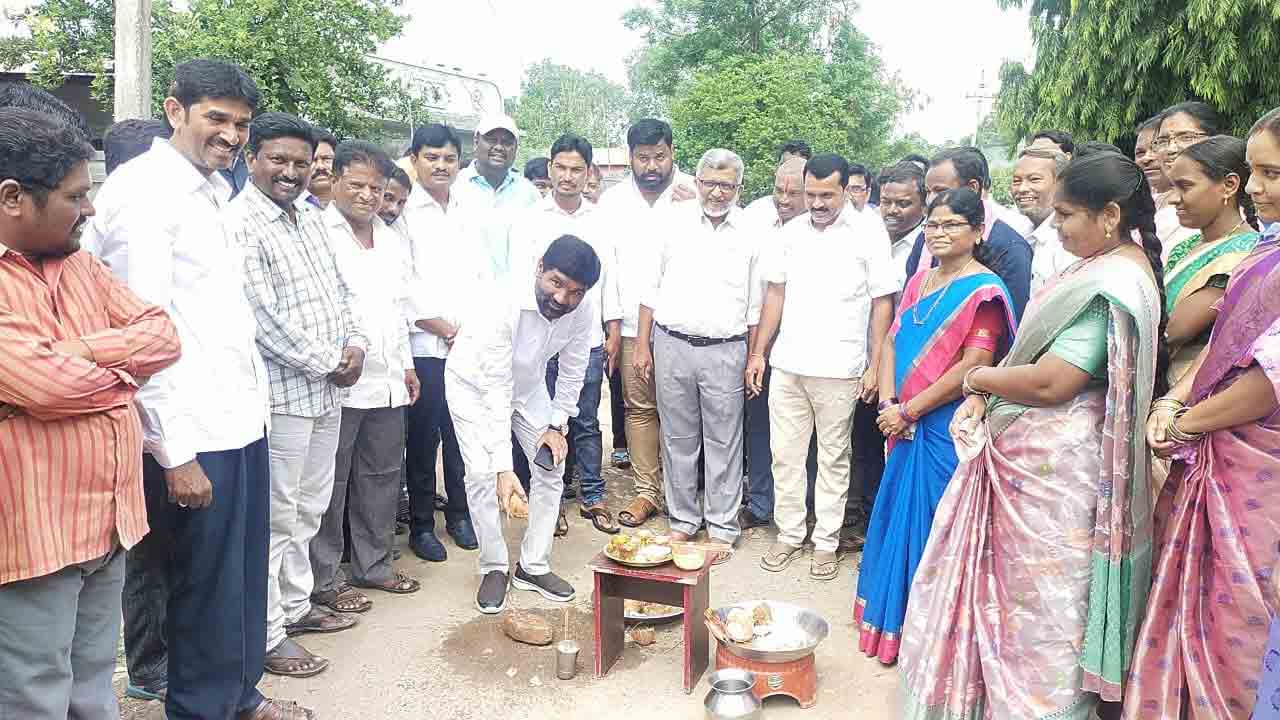 పల్లెలు మురిసె.. పట్నాలు మెరిసె..