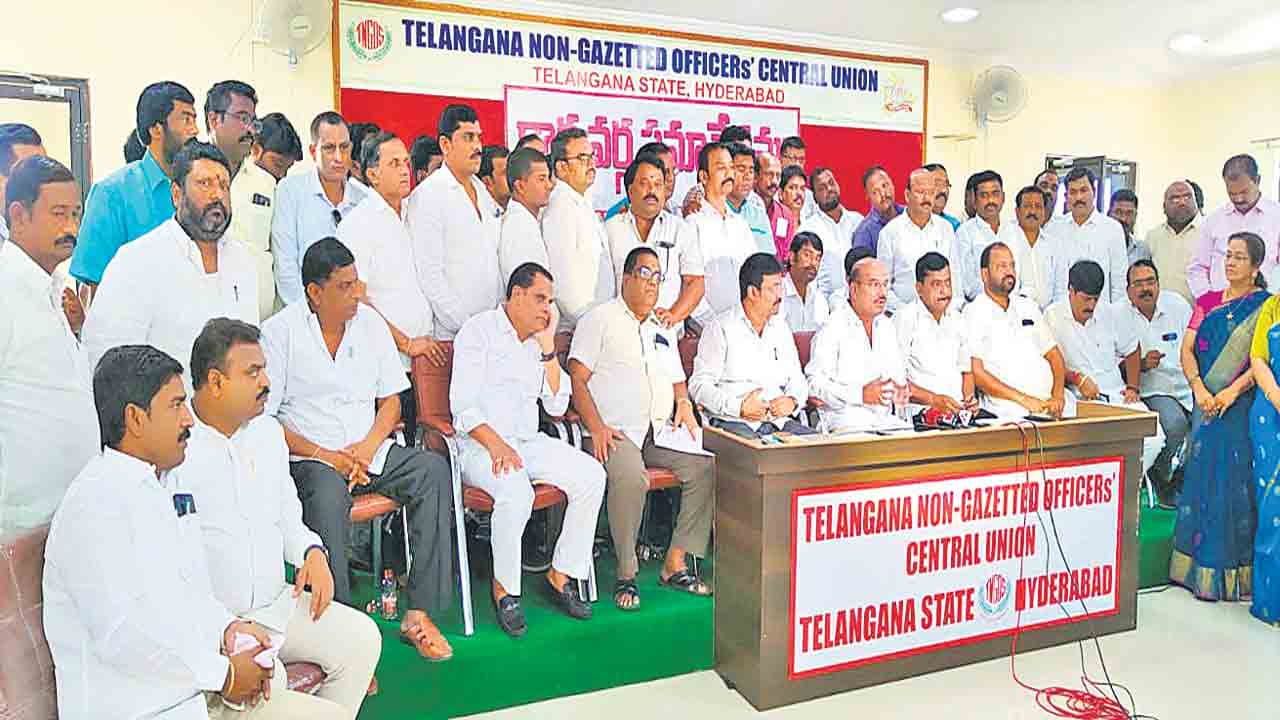 జాయింట్ స్టాఫ్ కౌన్సిల్ ఏర్పాటు చేయాలి