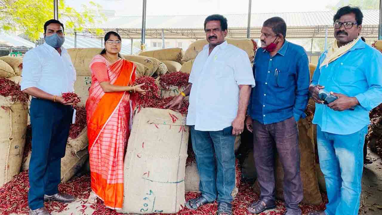 ఖమ్మం మార్కెట్లో మిర్చి క్వింటాల్‌ రూ.22 వేలు