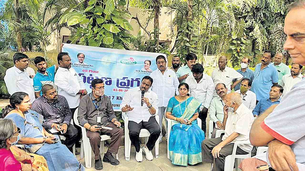 మొక్కలు నాటుతూ….సమస్యలు వింటూ..