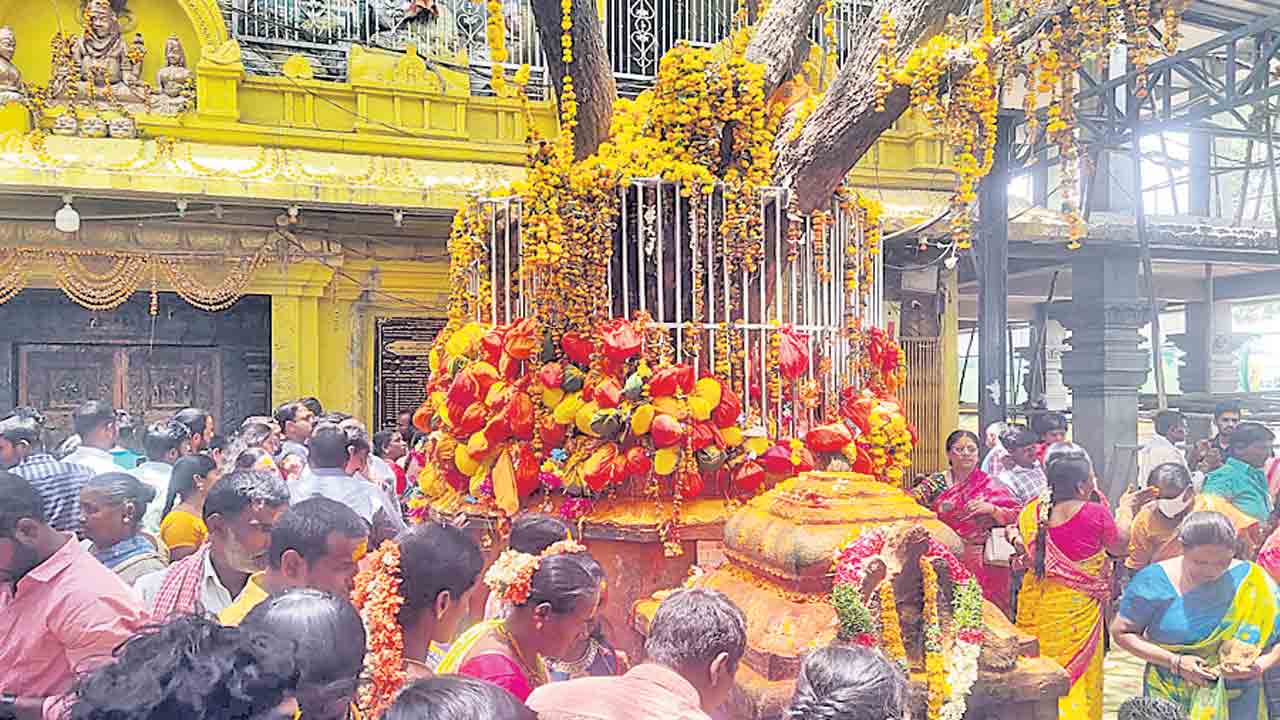 కొమురవెల్లి ఆలయం.. భక్తజన సంద్రం