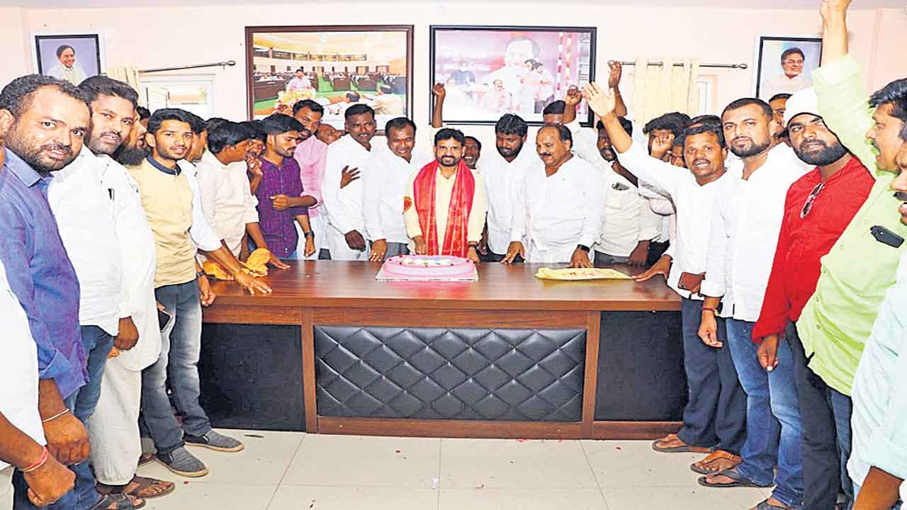 ఘనంగా ఎమ్మెల్యే ఆనంద్ జన్మదిన వేడుకలు