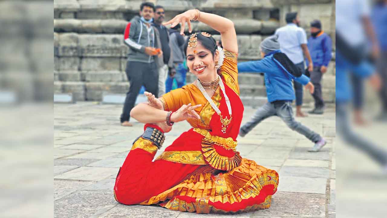 ఏ పీఠమెక్కినా..శ్రీవారి పాద నృత్యమే!