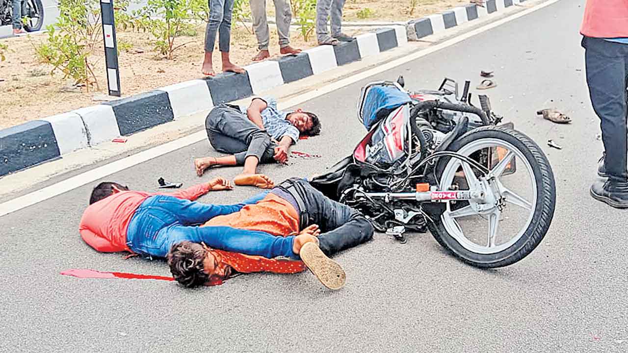 నెత్తురోడిన రహదారులు