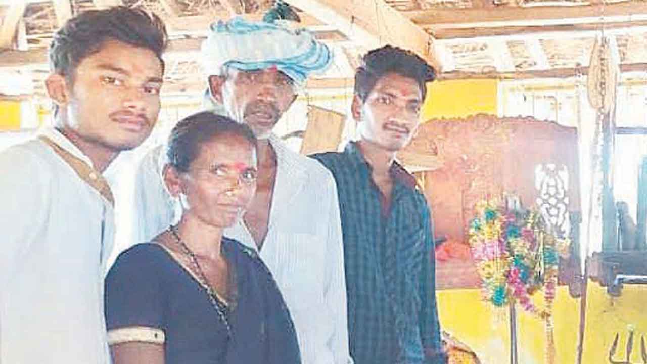 పొలాల్లోనే ప్రాణాలొదిలారు..