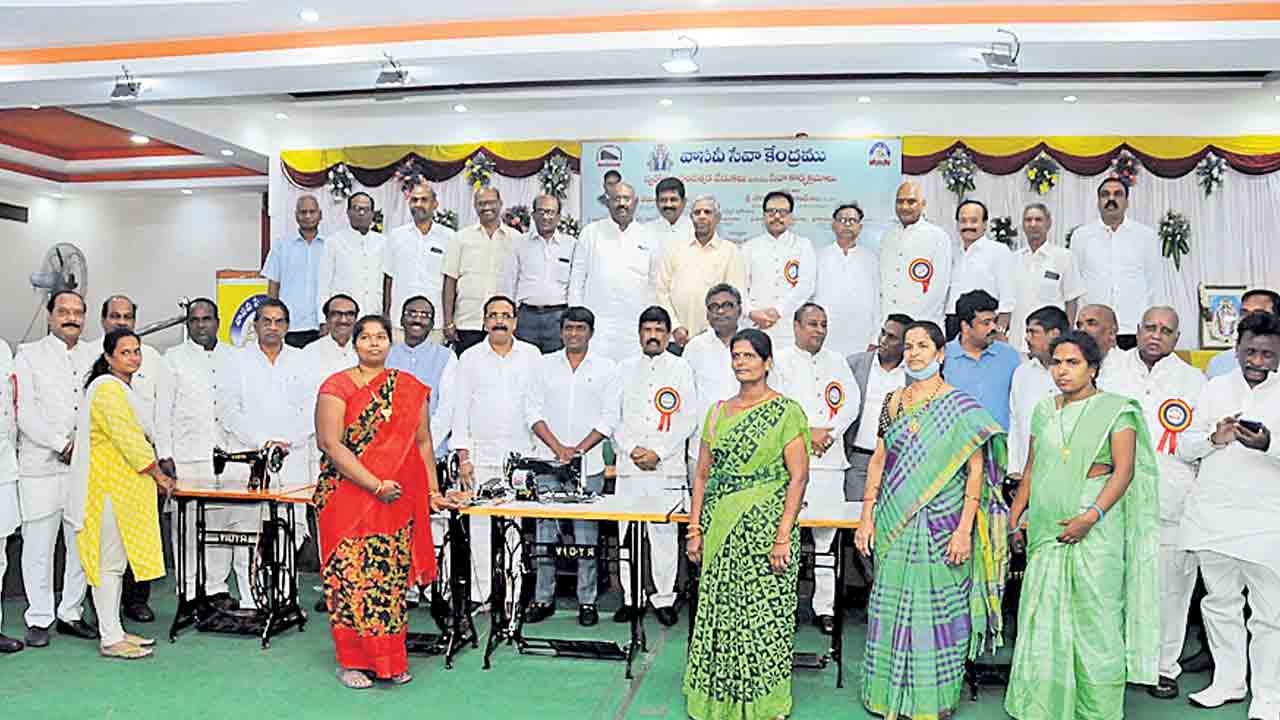 కుట్టు మిషన్లు, బియ్యం పంపిణీ