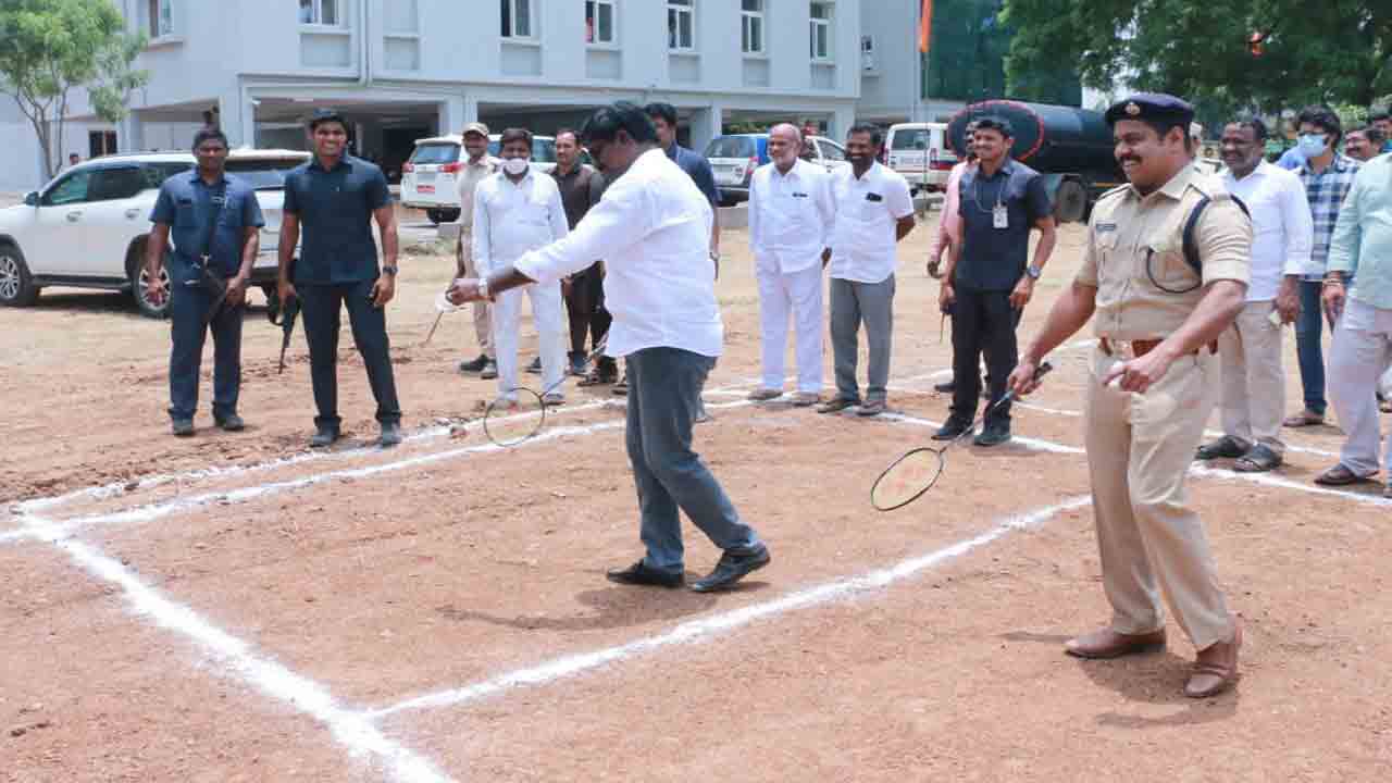 అభివృద్ధి పనులు ప్రారంభించిన మంత్రి