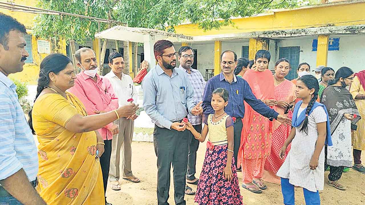 బడిబాట పట్టిన విద్యార్థులు