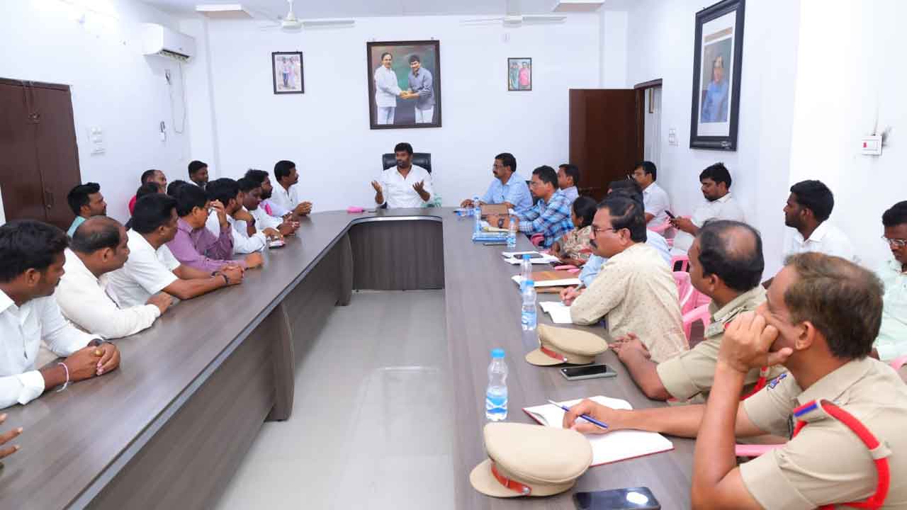 చెన్నూర్‌ పట్టణాన్నిసుందరంగా తీర్చిదిద్దుతా