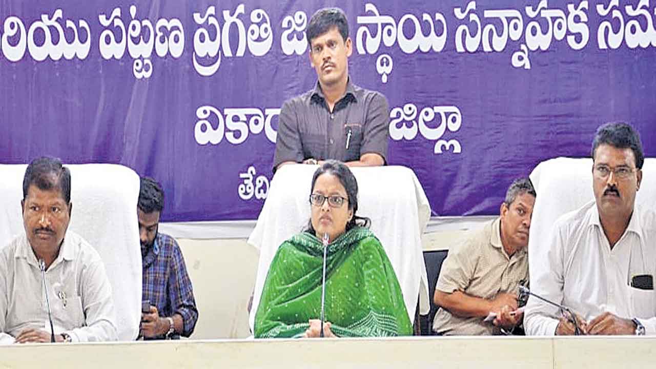 పల్లెప్రగతి పనుల్లో నిర్లక్ష్యం నలుగురు పంచాయతీ కార్యదర్శులపై వేటు
