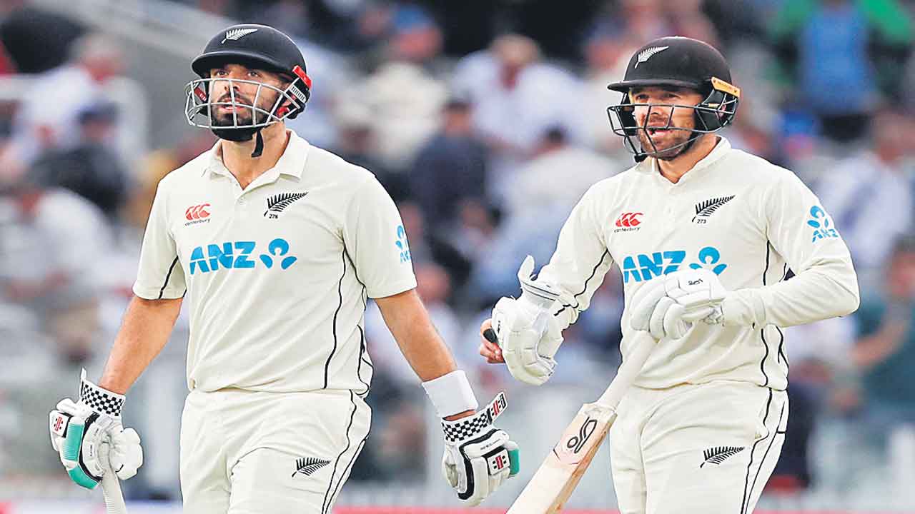 న్యూజిలాండ్‌ 236/4