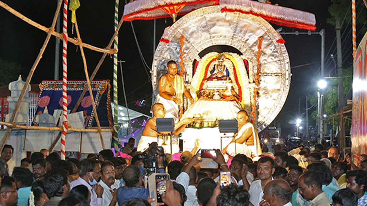 చంద్రప్రభ‌ వాహ‌నంపై నవనీత కృష్ణుడు దర్శనం