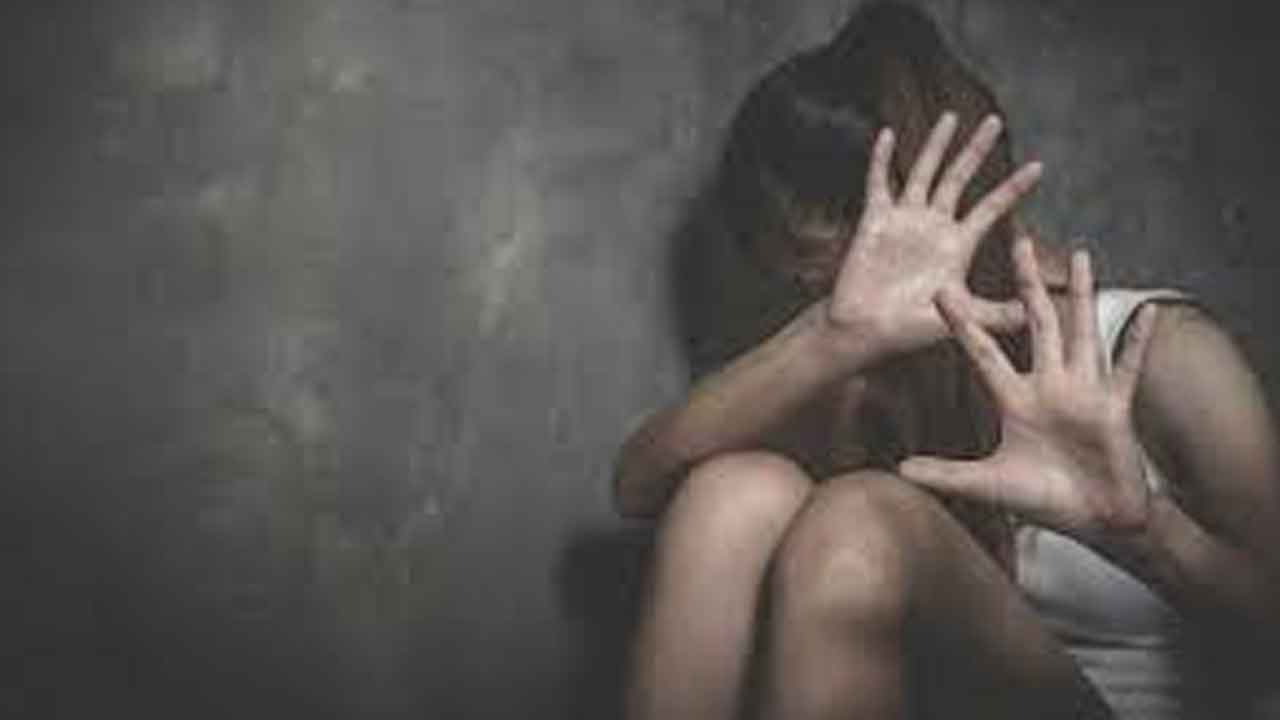 కాకినాడలో దారుణం.. కరోనా మందు పేరిట బాలికపై లైంగిక దాడి