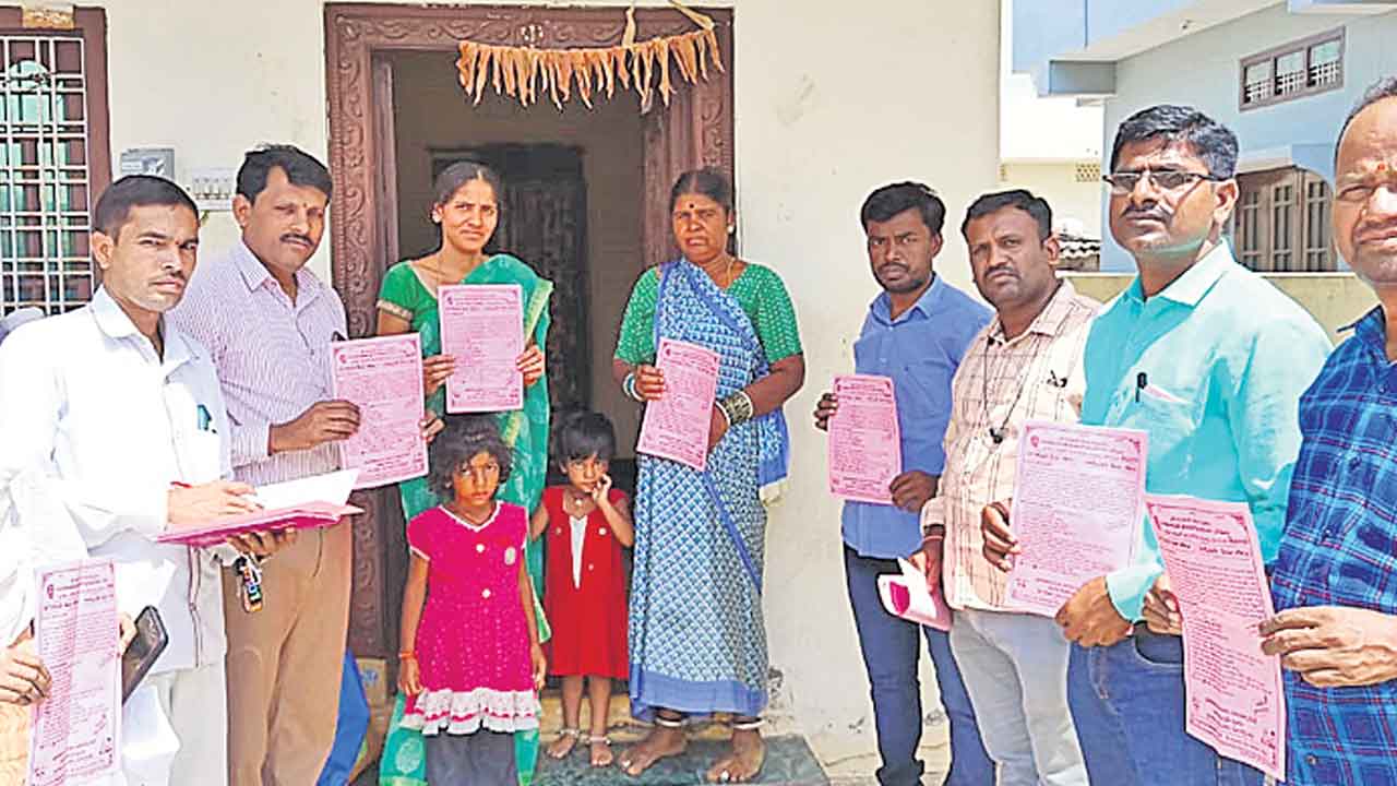 పిల్లలను ప్రభుత్వ పాఠశాలల్లో చేర్పించాలి