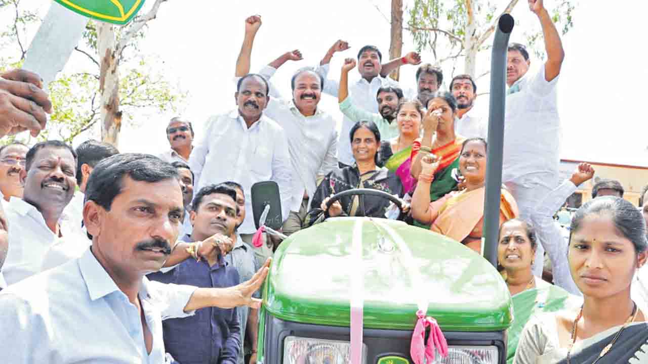 దారి చూపిన.. దళితబంధువు