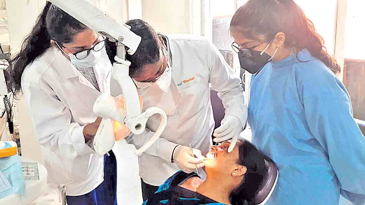 అగ్గువకే దంత వైద్యం.. ఇక్కడ రూట్‌ కెనాల్‌ రూ.300, దంతం అమర్చితే రూ.500