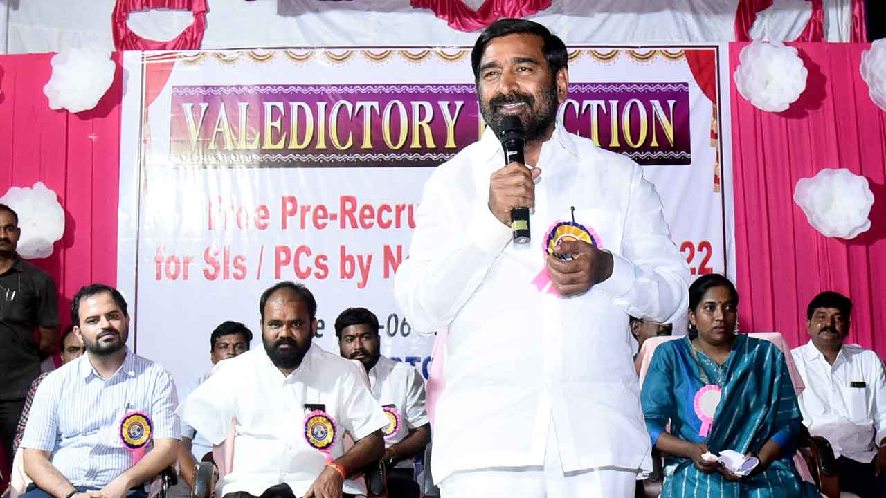 యువతకు ఆకాశమే హద్దు కావాలి
