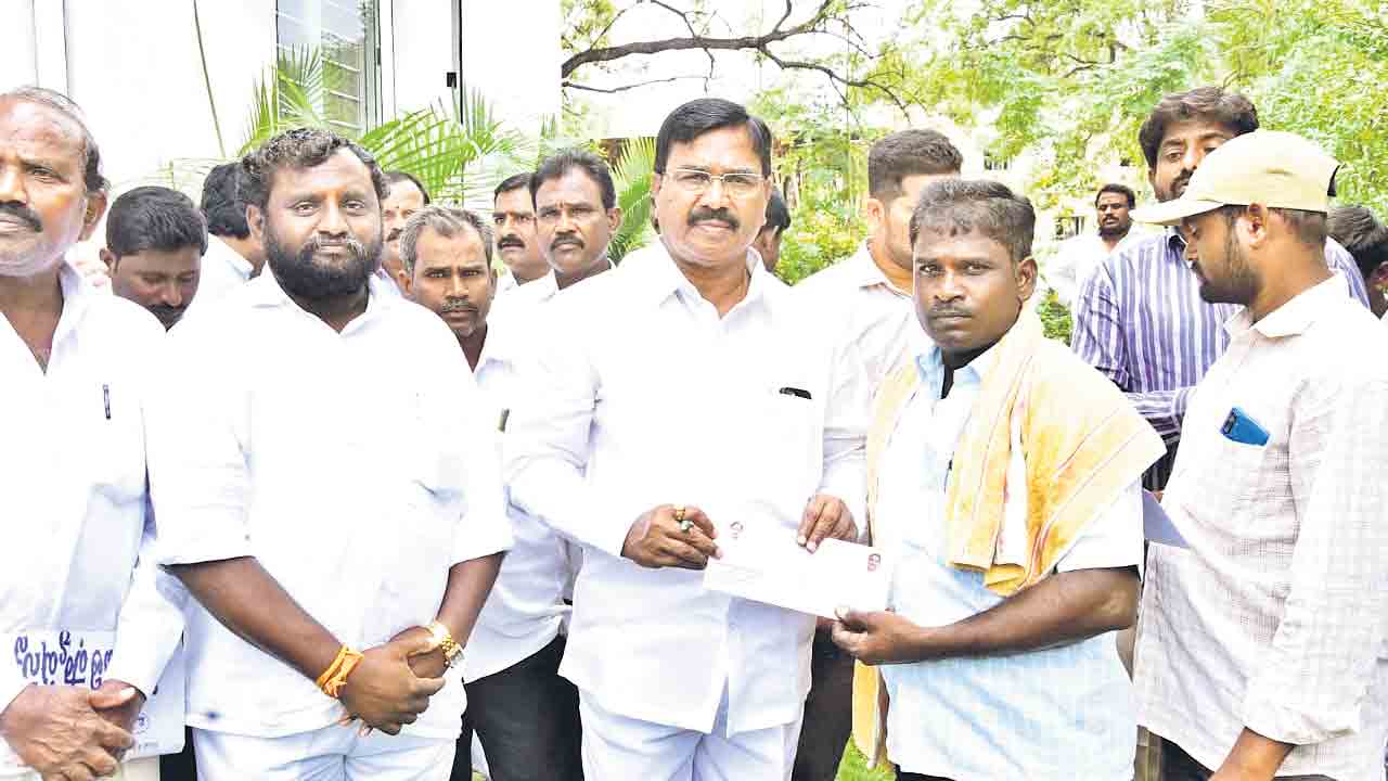 బాధితులకు అండగా సీఎం సహాయనిధి