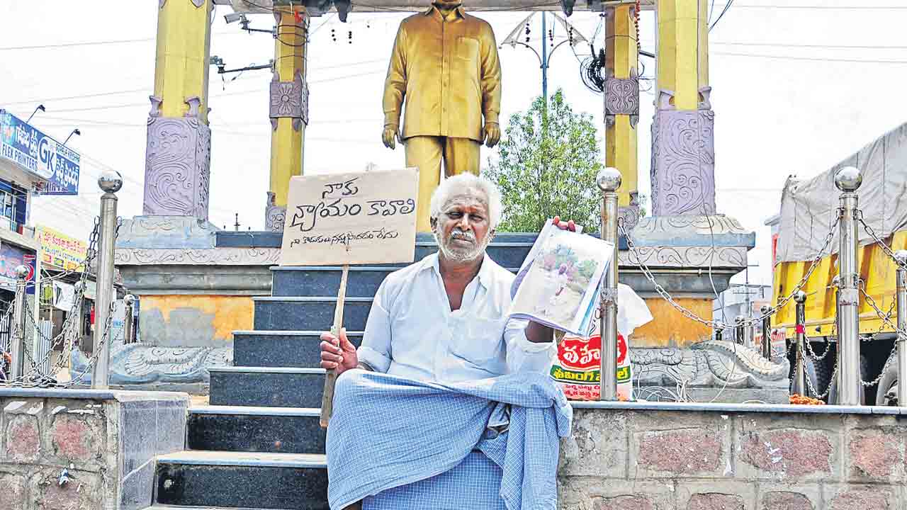 కొడుకుల తీరుపై రోడ్డెక్కిన తండ్రి
