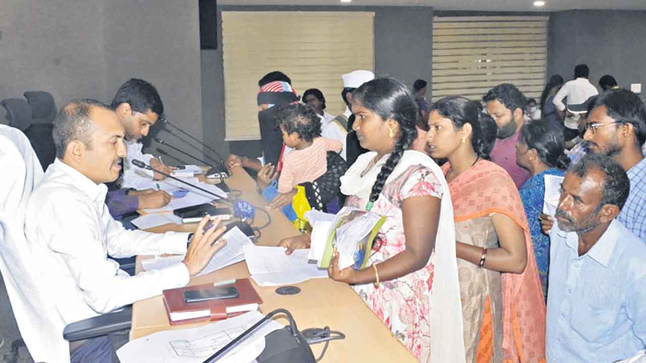 ప్రజావాణి ఫిర్యాదులను వారంలో పరిష్కరించాలి