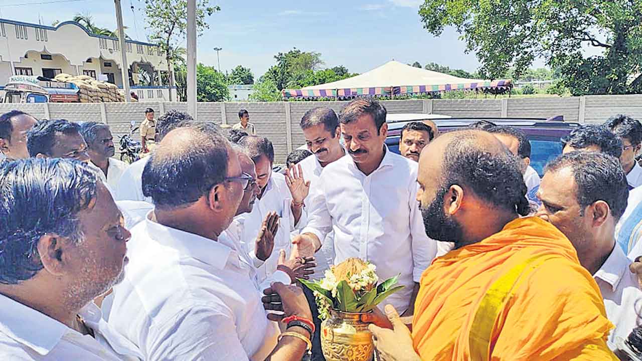 ఆలయాల అభివృద్ధికి సీఎం కేసీఆర్‌ కృషి