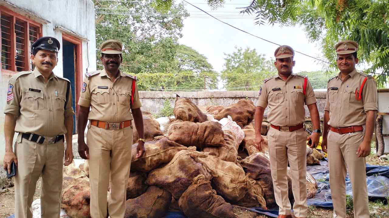 75క్వింటాళ్ల నల్లబెల్లం పట్టివేత