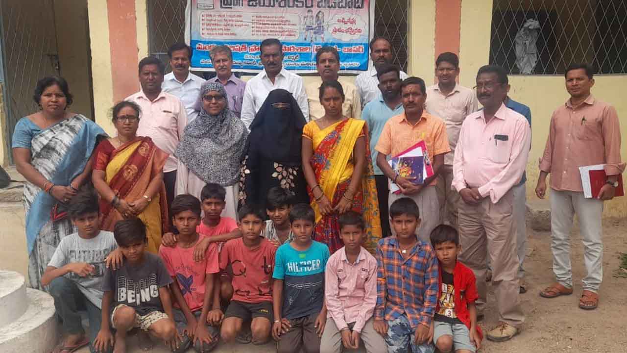 సర్కారు బళ్లకే పంపండి