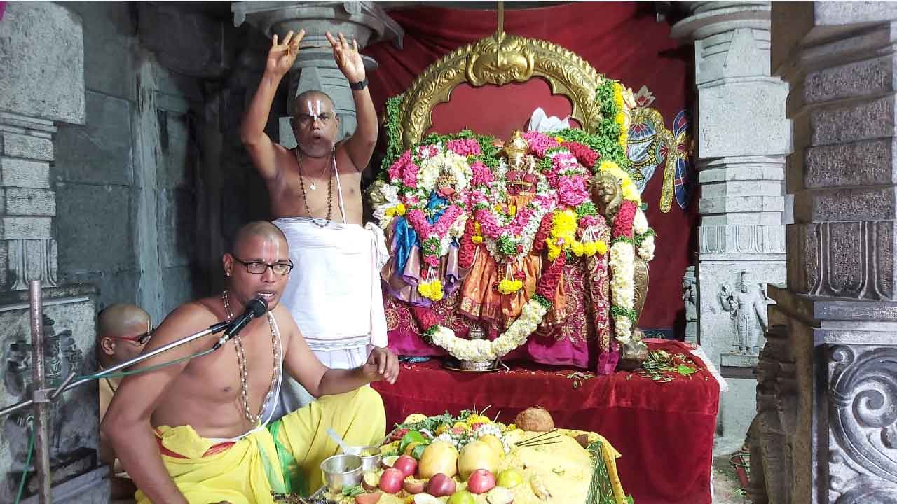 యాదాద్రిలో నిత్య పూజల కోలాహలం