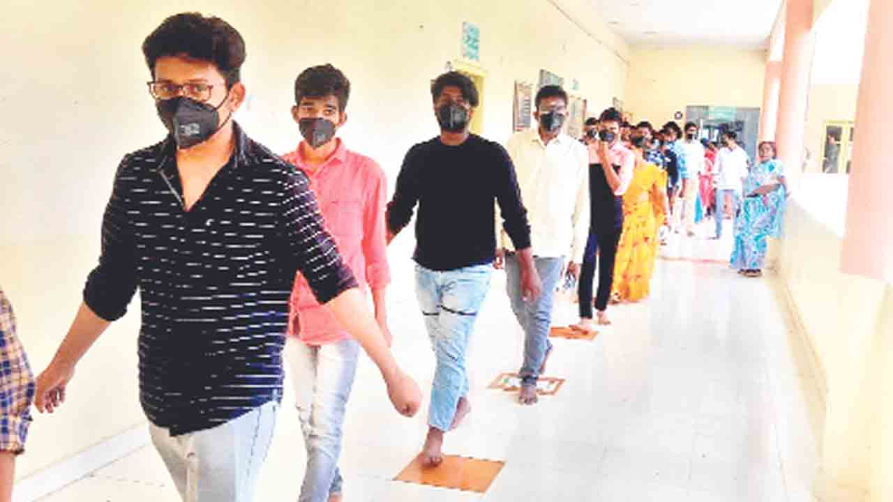 బీటెక్‌ జేఈఈ పరీక్షలు షురూ