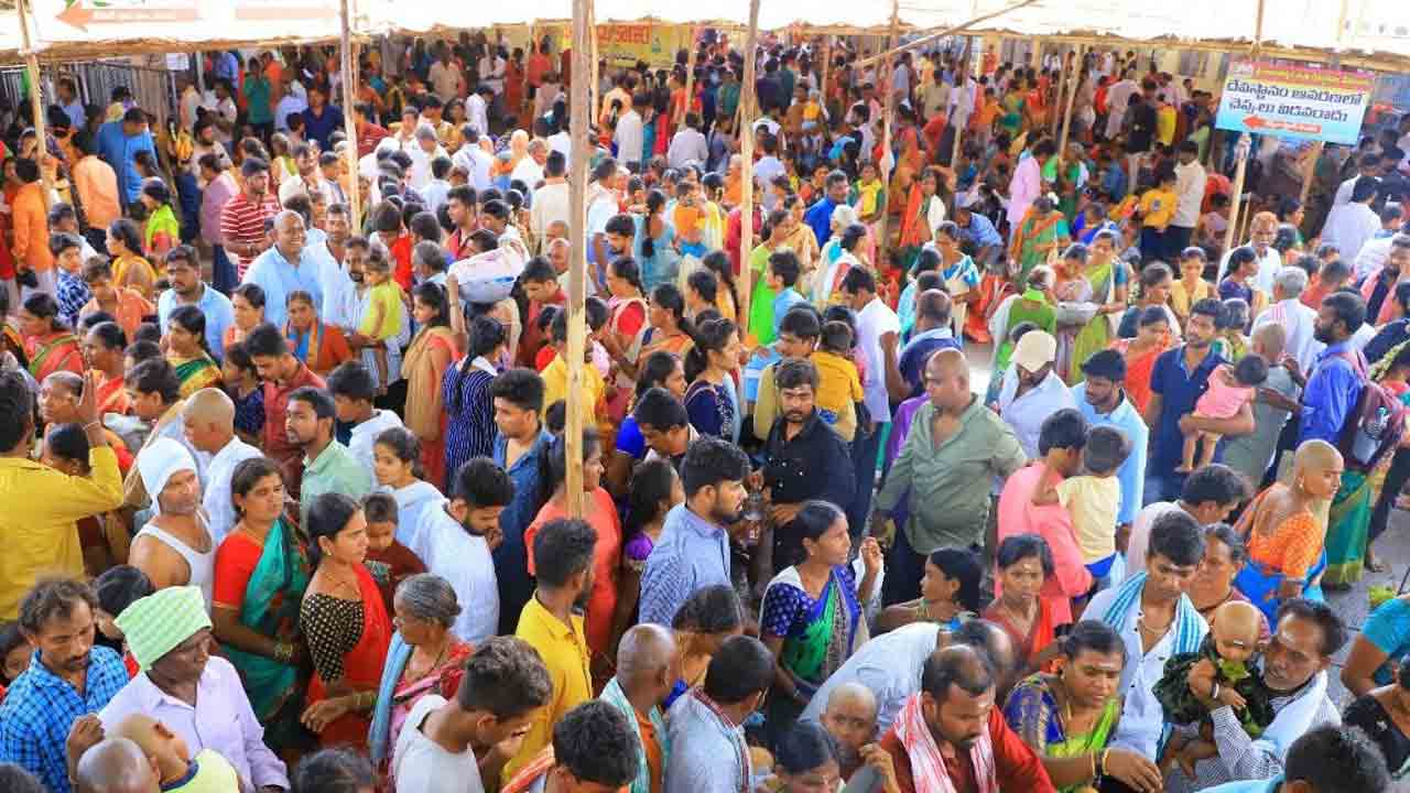 కిక్కిరిసిన ఎములాడ