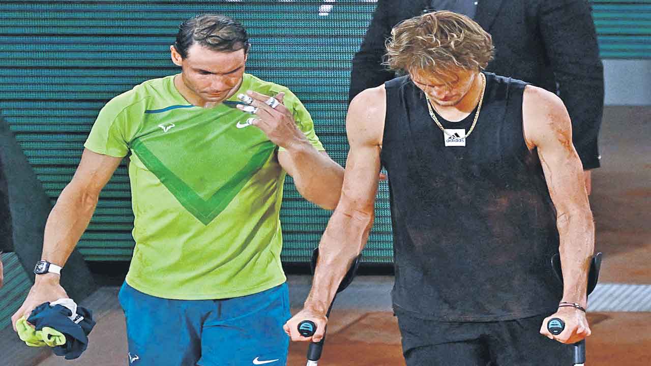 అడుగు దూరంలో..