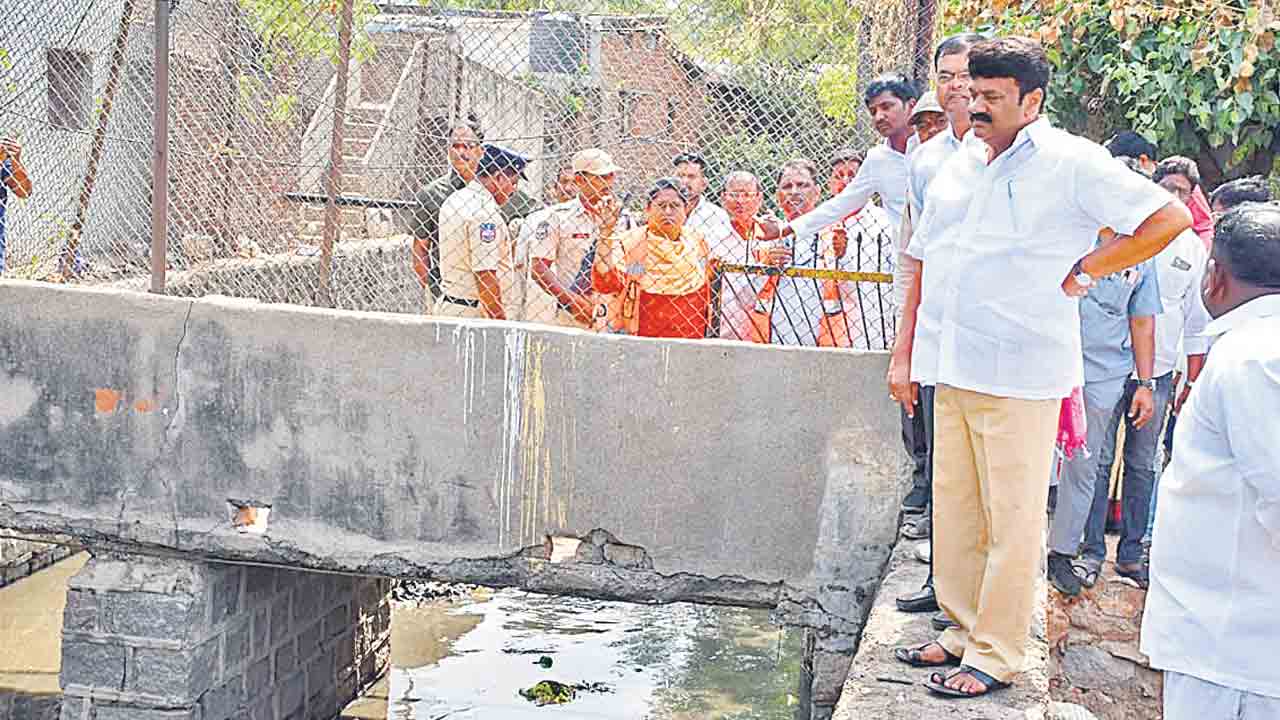 విమర్శలు మానండి..కేంద్రం నుంచి నిధులు తీసుకురండి