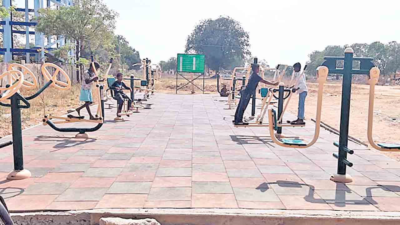 ఊరూరా..ఆట స్థలాలు