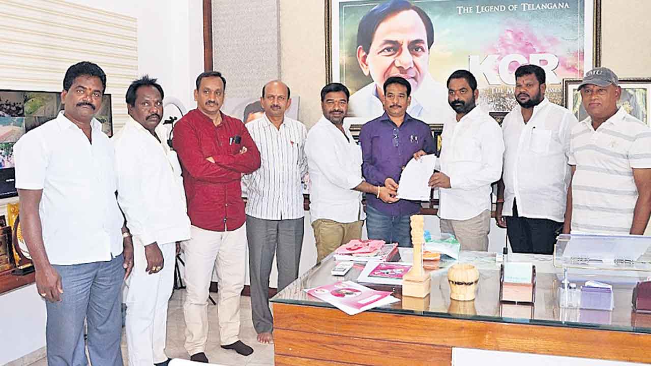 సర్కారు బడులను కార్పొరేట్‌ స్థాయిలో తీర్చిదిద్దుతాం..