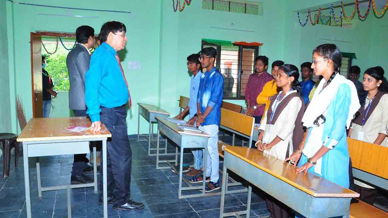 పాల్వంచ కళాశాలలో అద్భుతమైన వనరులు