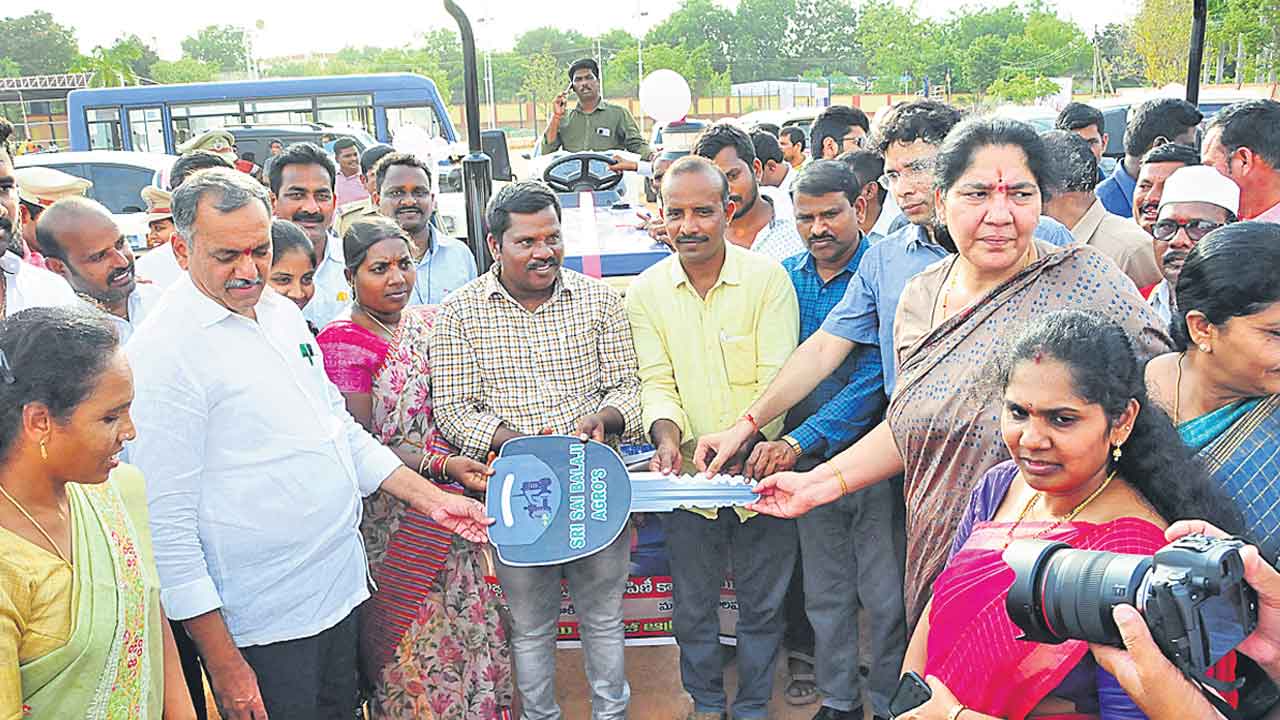 దళితబంధు యూనిట్ల పంపిణీ