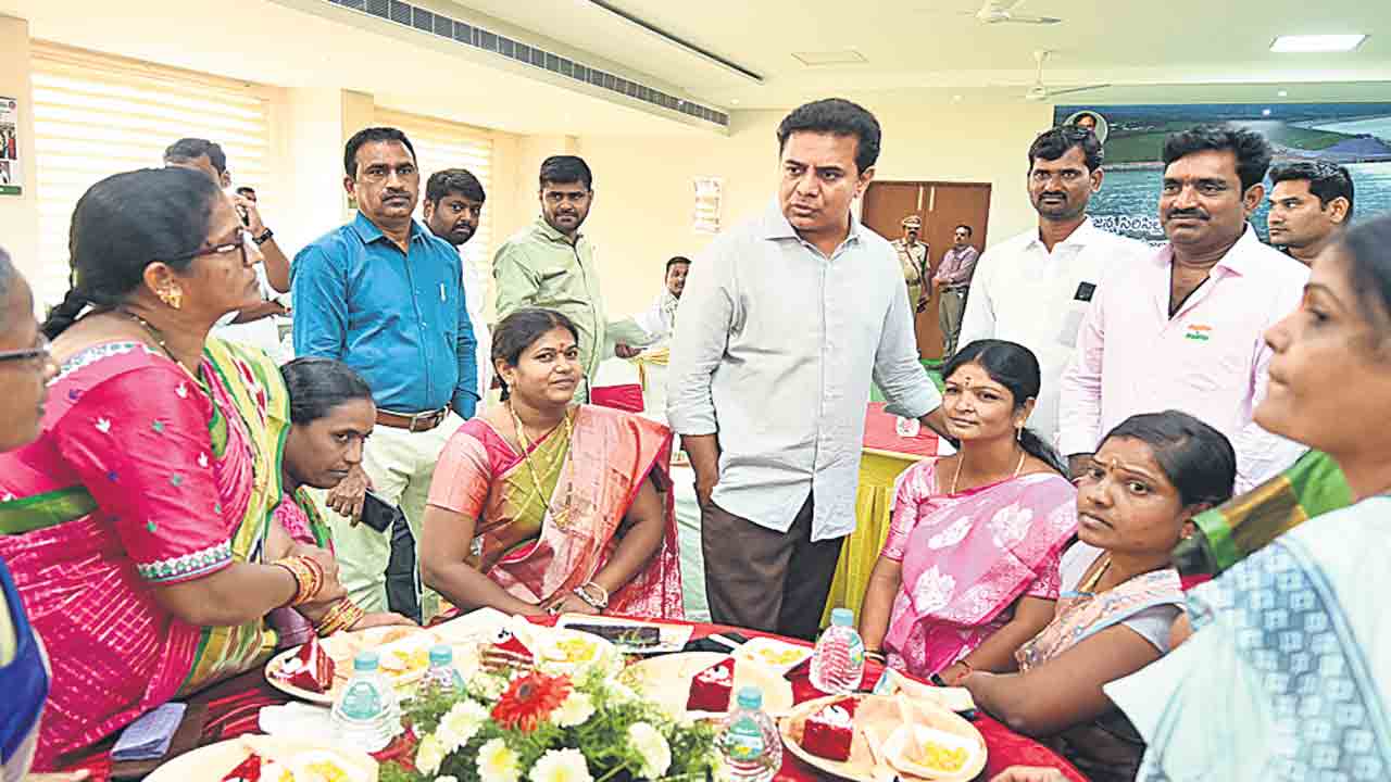 నిధుల కోసం కేంద్రాన్ని నిలదీద్దాం