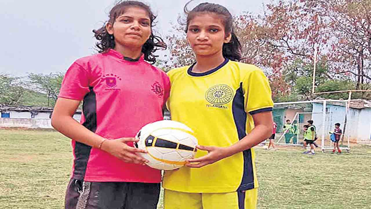 జాతీయస్థాయి బాలికల ఫుట్‌బాల్‌ పోటీలకు ఇద్దరు ఎంపిక