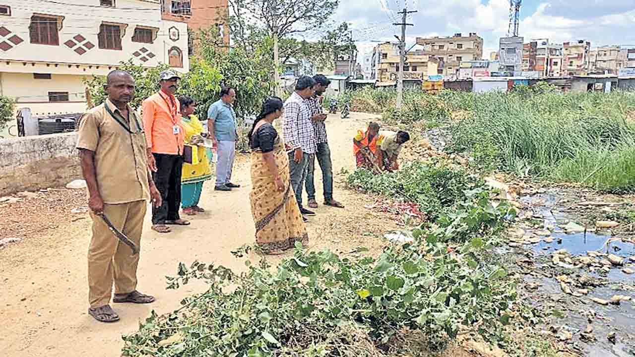 శిథిలాలు తొలిగించి.. వీధుల్ని శుభ్రపరిచి