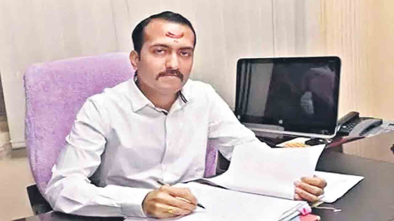 కలెక్టర్‌గా ప్రశాంత్‌ జీవన్‌